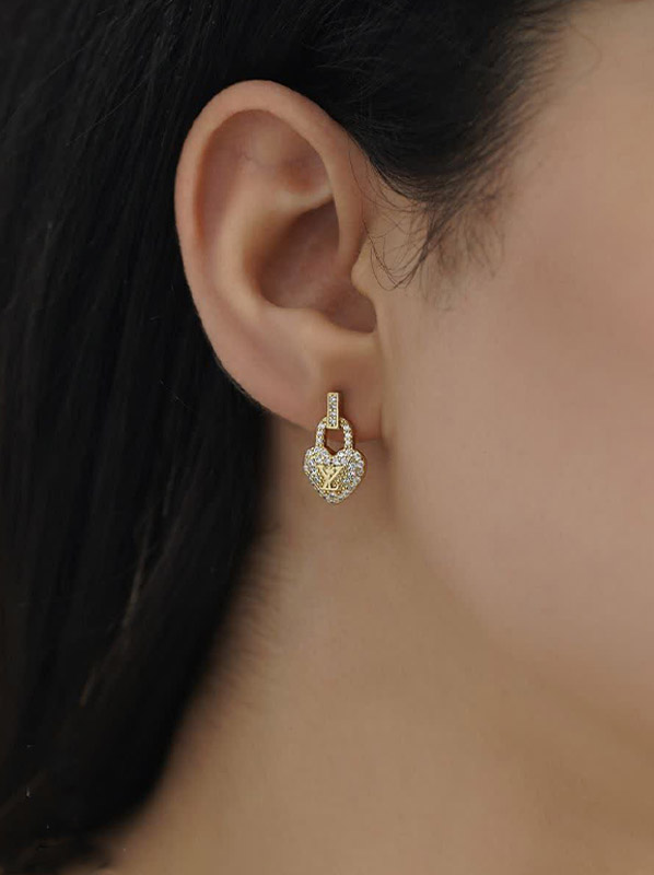 گوشواره میخی لویی ویتون قلبی جواهری گوشواره میخی لویی ویتون قلبی جواهری